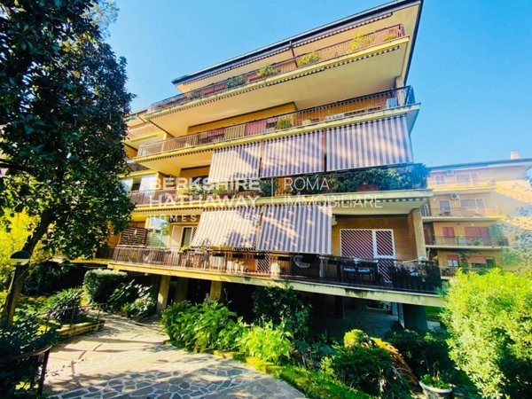 appartamento in vendita a Roma in zona Tomba di Nerone