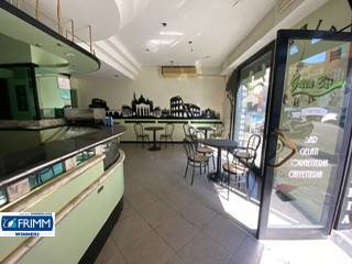 locale commerciale in vendita a Roma in zona Appio Latino
