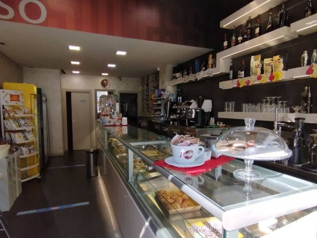 negozio in vendita a Roma in zona Cinecittà