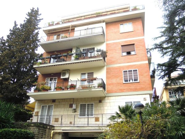 appartamento in vendita a Roma in zona Tomba di Nerone