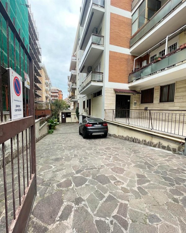 locale di sgombero in vendita a Roma in zona Ostia