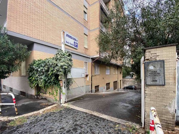 locale commerciale in vendita a Roma in zona Collatino