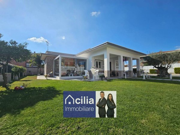 casa indipendente in vendita a Roma in zona Casal Palocco