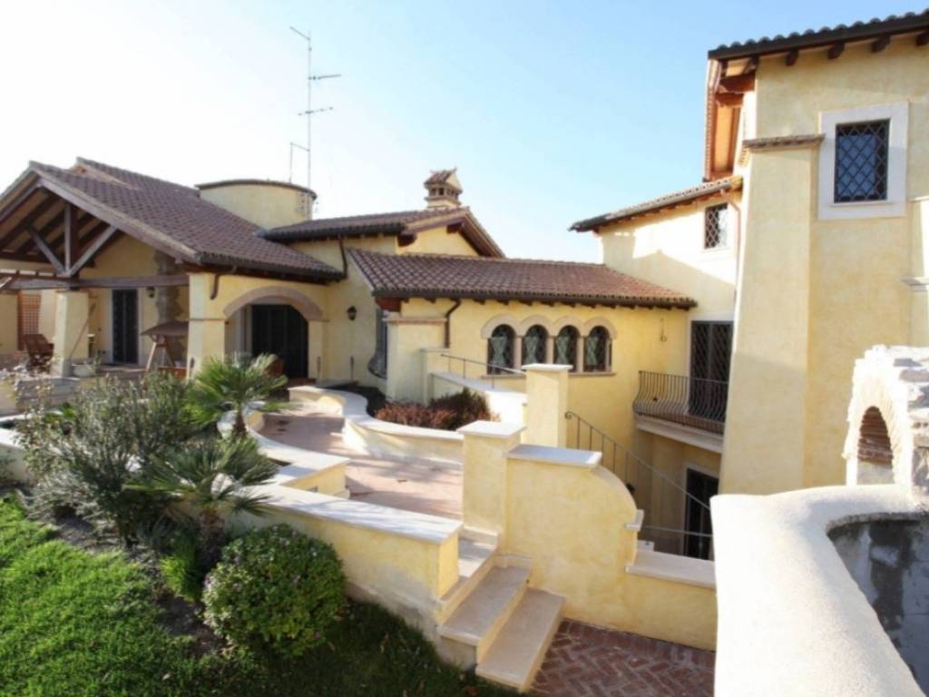 casa indipendente in vendita a Roma in zona Acilia
