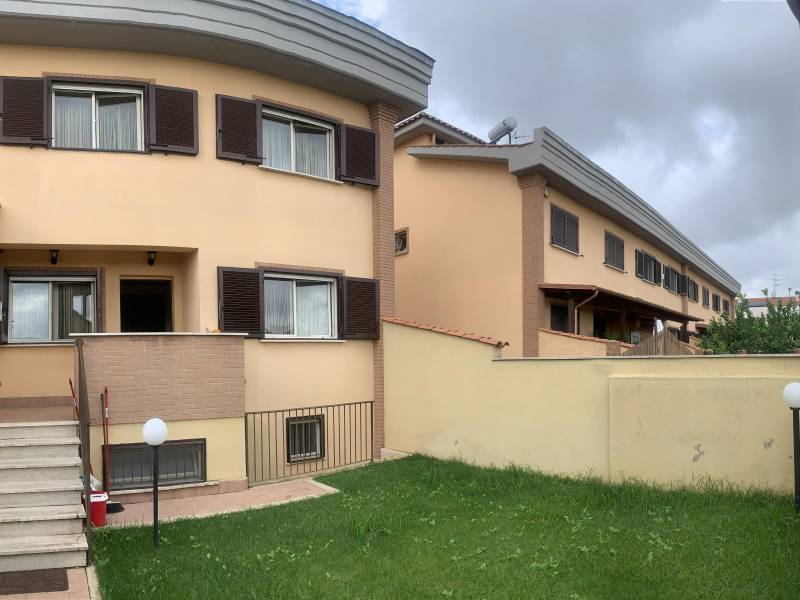 casa indipendente in vendita a Roma in zona Acilia