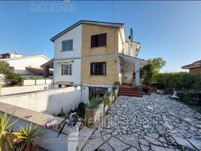 casa indipendente in vendita a Roma in zona Casal Palocco
