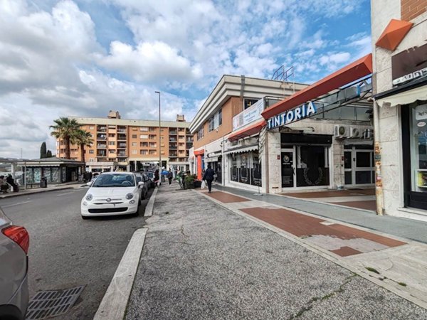 negozio in vendita a Roma in zona Ponte di Nona
