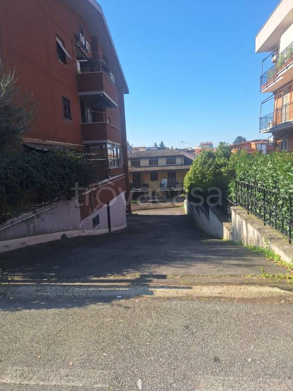 locale commerciale in vendita a Roma in zona Finocchio