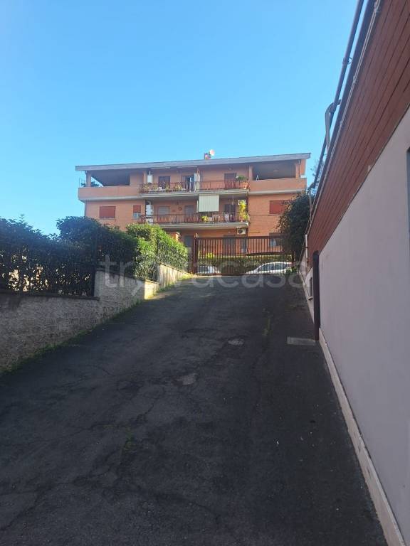 locale commerciale in vendita a Roma in zona Finocchio