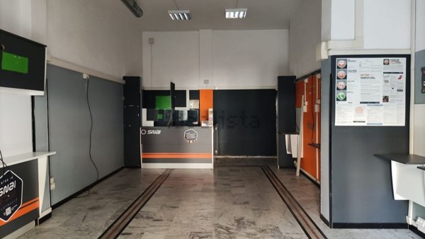 locale commerciale in vendita a Roma in zona Tuscolano