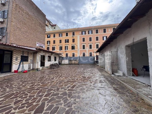 appartamento in vendita a Roma in zona Tuscolano