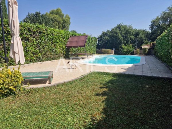 casa indipendente in vendita a Roma in zona Casal Palocco