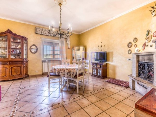 appartamento in vendita a Roma in zona Pantan Monastero