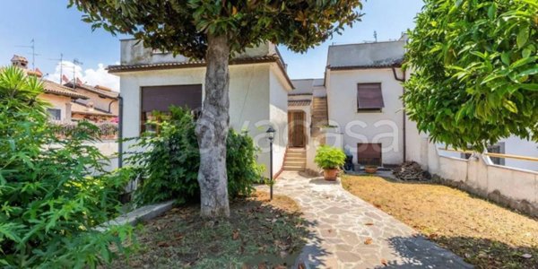 casa indipendente in vendita a Roma in zona Infernetto