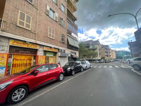 negozio in vendita a Roma in zona Tuscolano