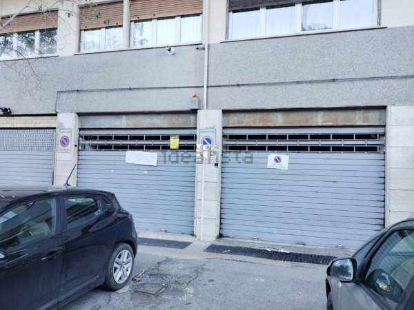 locale commerciale in vendita a Roma in zona Ostiense