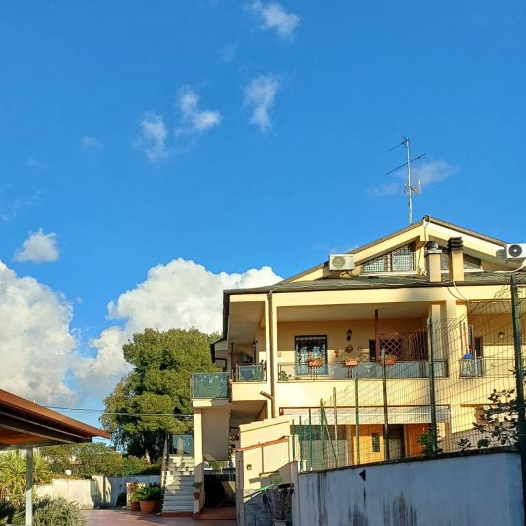 casa indipendente in vendita a Roma in zona Axa