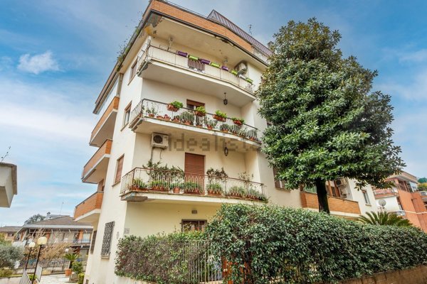 appartamento in vendita a Roma in zona Tomba di Nerone