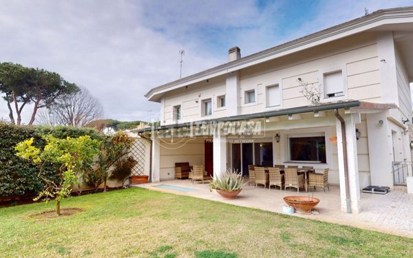 casa indipendente in vendita a Roma in zona Casal Palocco