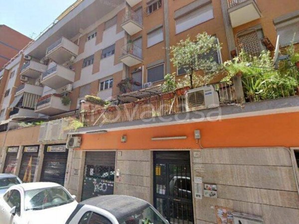 negozio in vendita a Roma in zona Appio Claudio