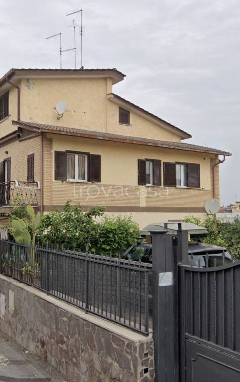 appartamento in vendita a Roma in zona Finocchio