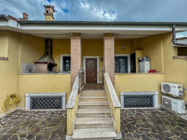 casa indipendente in vendita a Roma in zona Infernetto