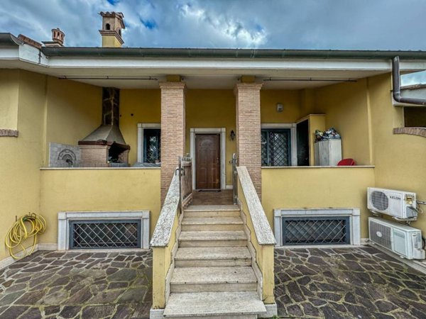 casa indipendente in vendita a Roma in zona Casal Palocco