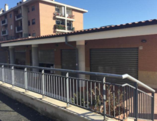 locale commerciale in vendita a Roma in zona Torrino