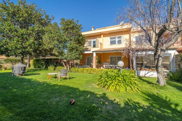 casa indipendente in vendita a Roma in zona Infernetto
