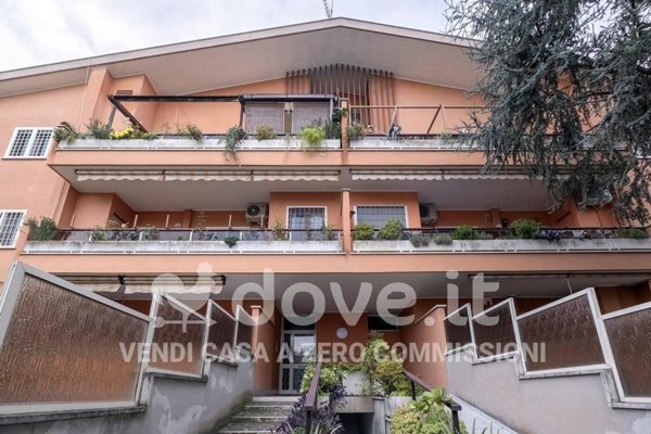 appartamento in vendita a Roma in zona Pantan Monastero