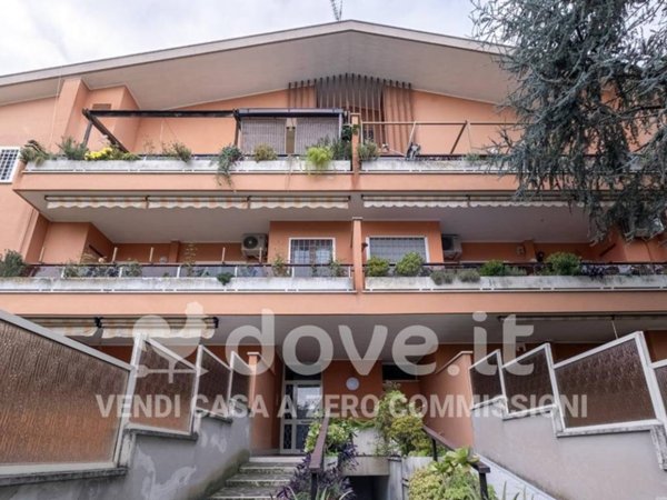 appartamento in vendita a Roma in zona Pantan Monastero