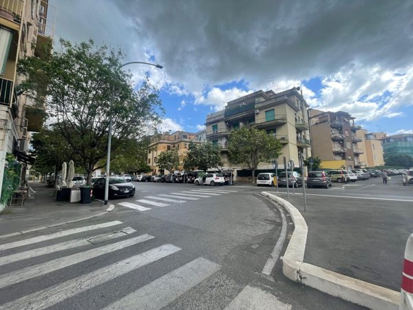 locale commerciale in vendita a Roma in zona Tuscolano