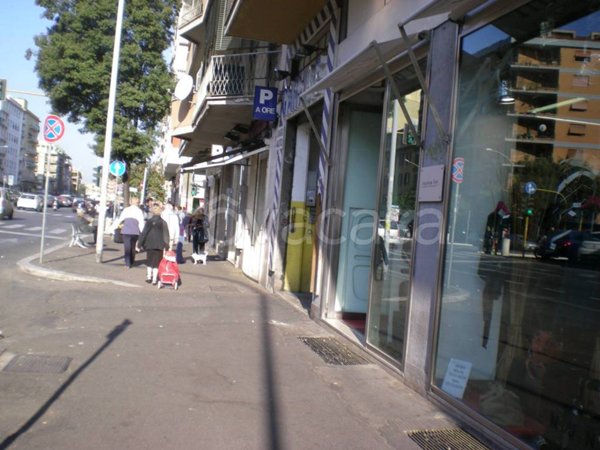 negozio in vendita a Roma in zona Cinecittà