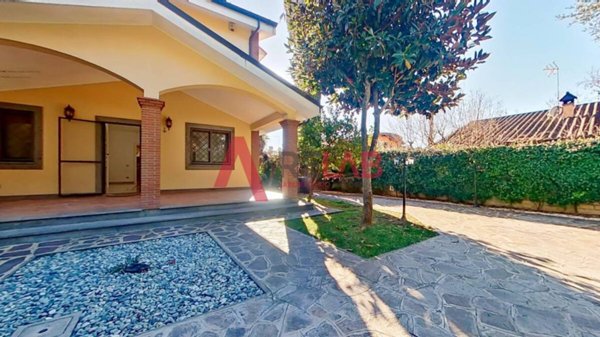 casa indipendente in vendita a Roma in zona Infernetto