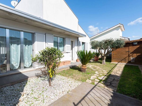 casa indipendente in vendita a Roma in zona Infernetto