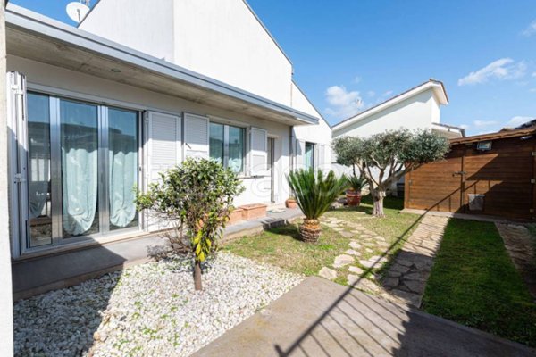 casa indipendente in vendita a Roma in zona Infernetto