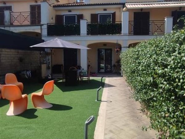 casa indipendente in vendita a Roma in zona Sette Bagni