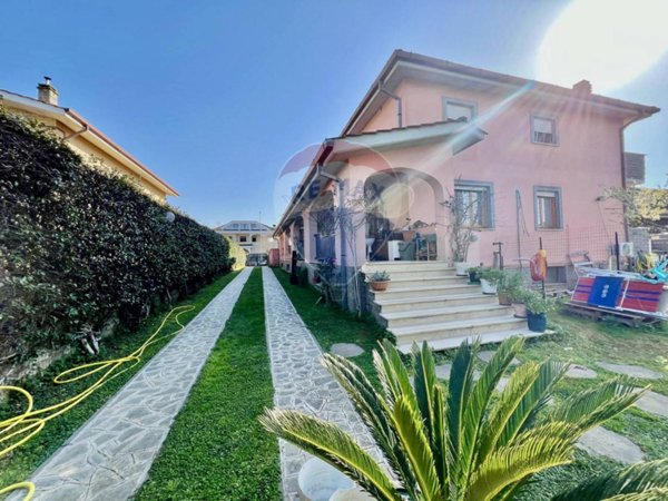 casa indipendente in vendita a Roma