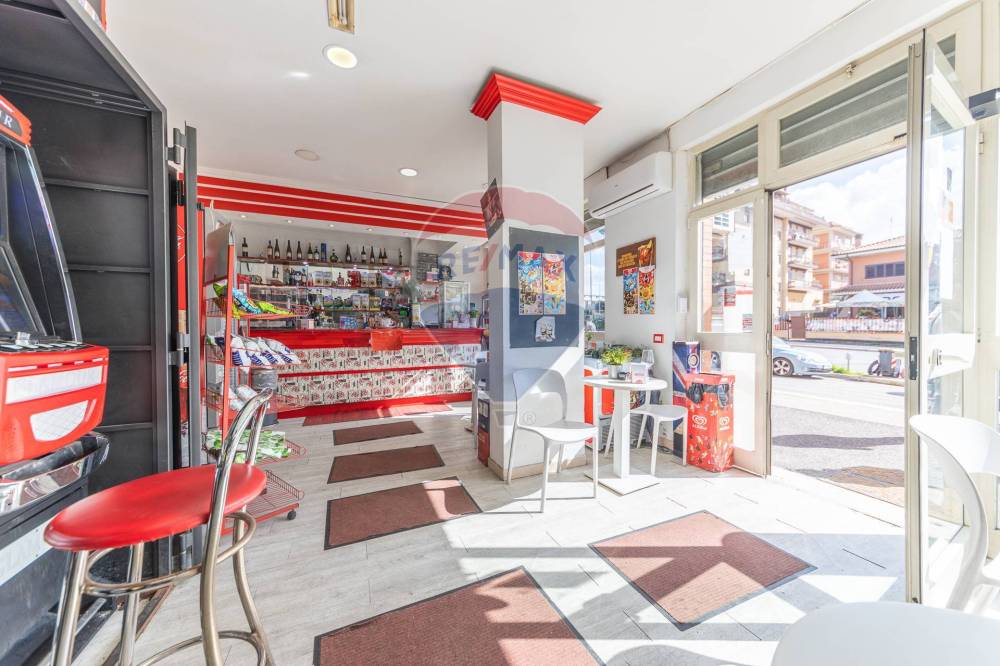 locale commerciale in vendita a Roma in zona Settecamini