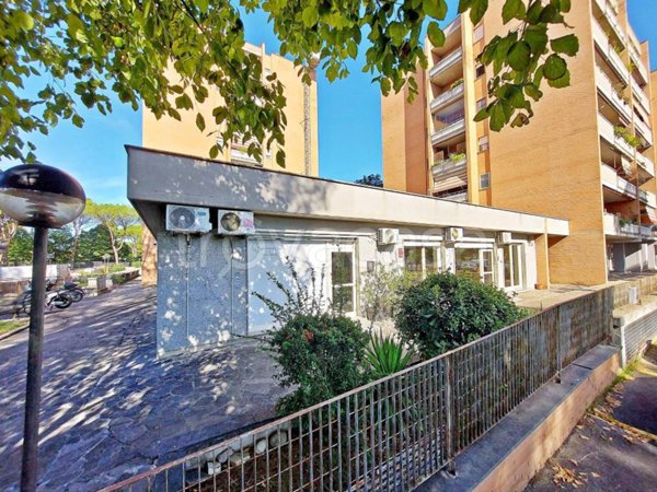 negozio in vendita a Roma in zona San Basilio
