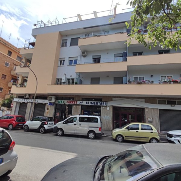 appartamento in vendita a Roma in zona Ardeatino