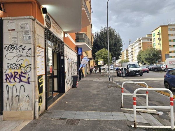 negozio in vendita a Roma in zona Cinecittà