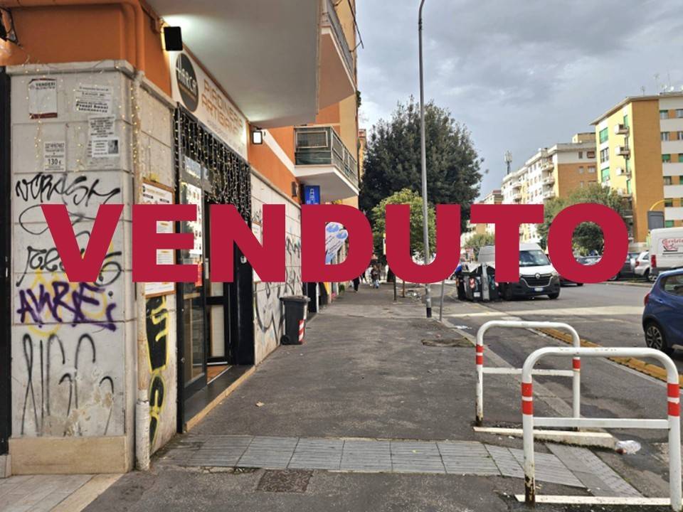 negozio in vendita a Roma in zona Cinecittà
