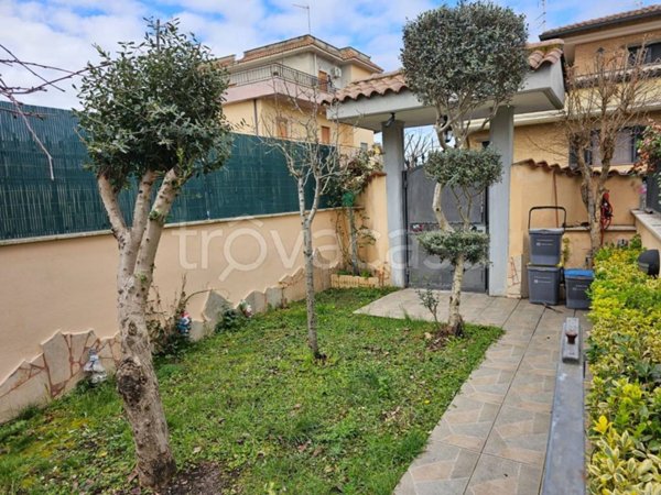 casa indipendente in vendita a Roma in zona Finocchio
