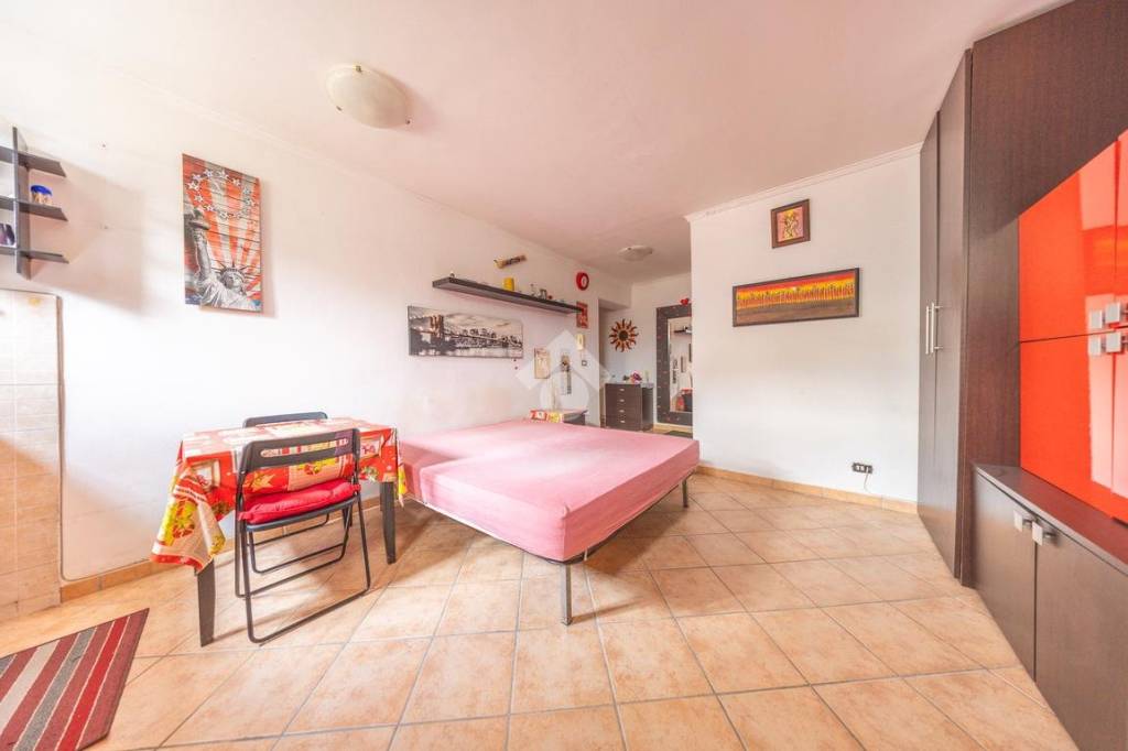 appartamento in vendita a Roma in zona Lago Regillo