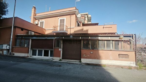 locale commerciale in vendita a Roma in zona Portuense