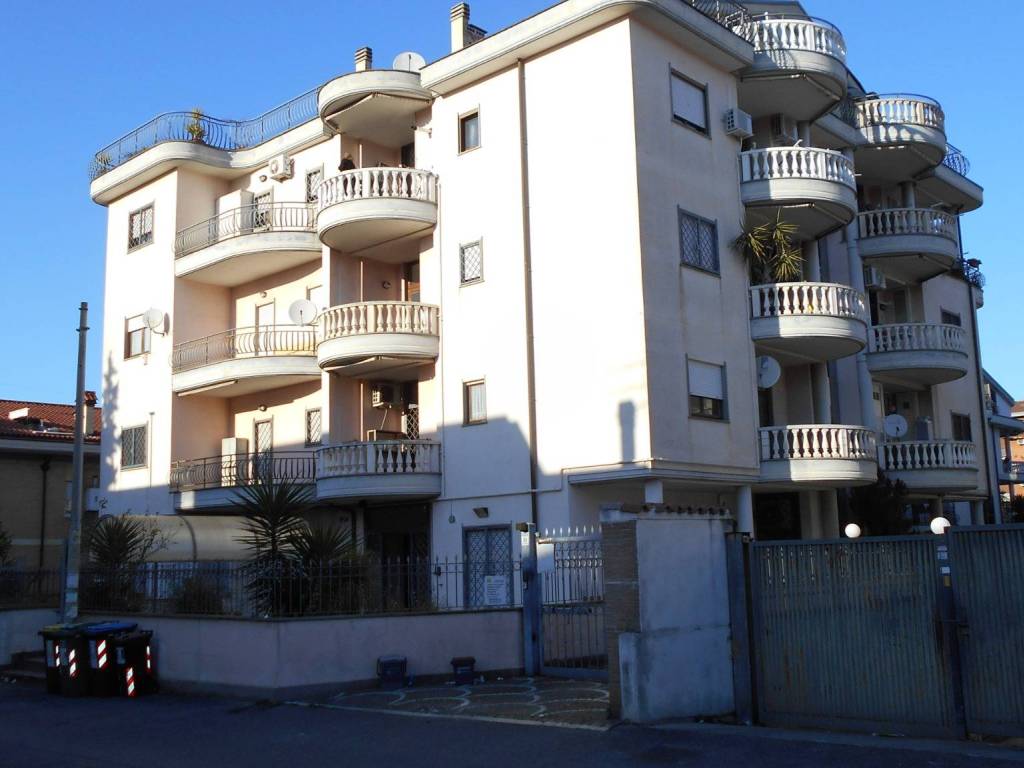 locale commerciale in vendita a Roma in zona Finocchio