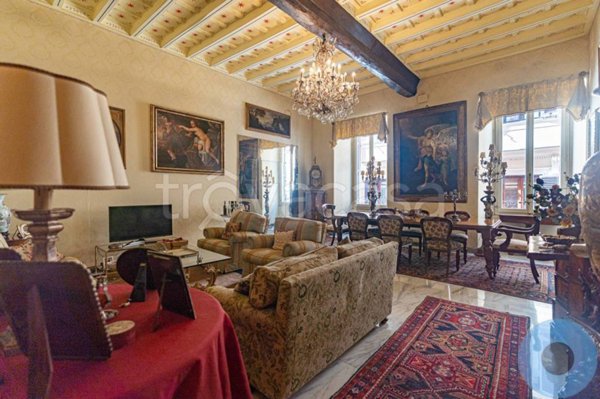 appartamento in vendita a Roma in zona Pigna - Sant'Angelo