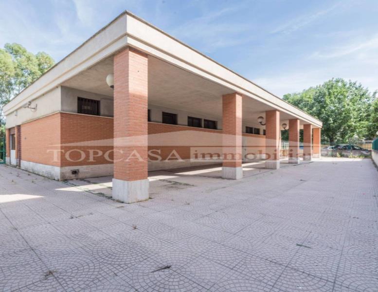 locale commerciale in vendita a Roma in zona Appio Latino