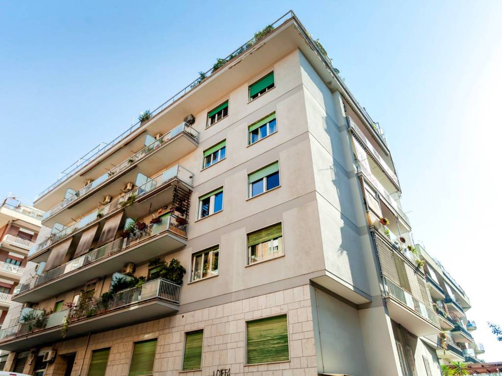 negozio in vendita a Roma in zona Appio Latino